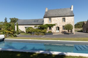 حمّام سباحة خارجي، حمّام سباحة مُدفَّأ