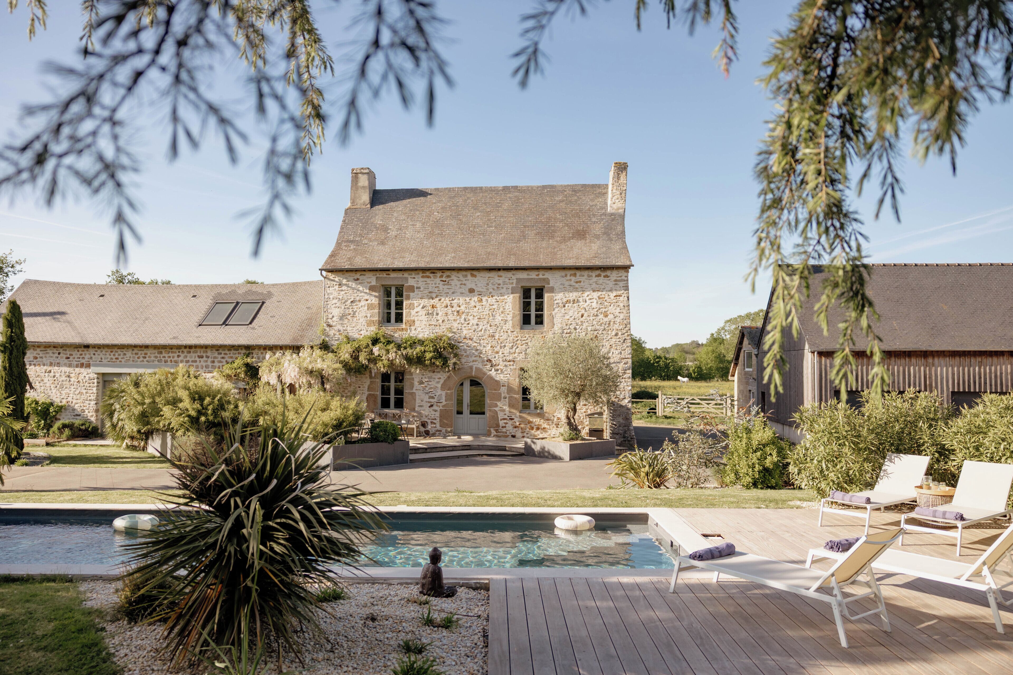 Una piscina al aire libre, una piscina climatizada