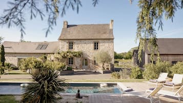Una piscina al aire libre, una piscina climatizada
