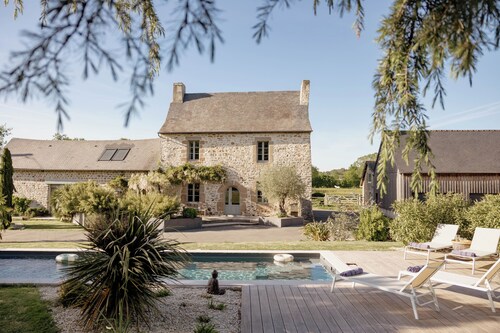 Manoir de la Nogrie -La Grange, 4 bedrooms, heated pool and private jacuzzi