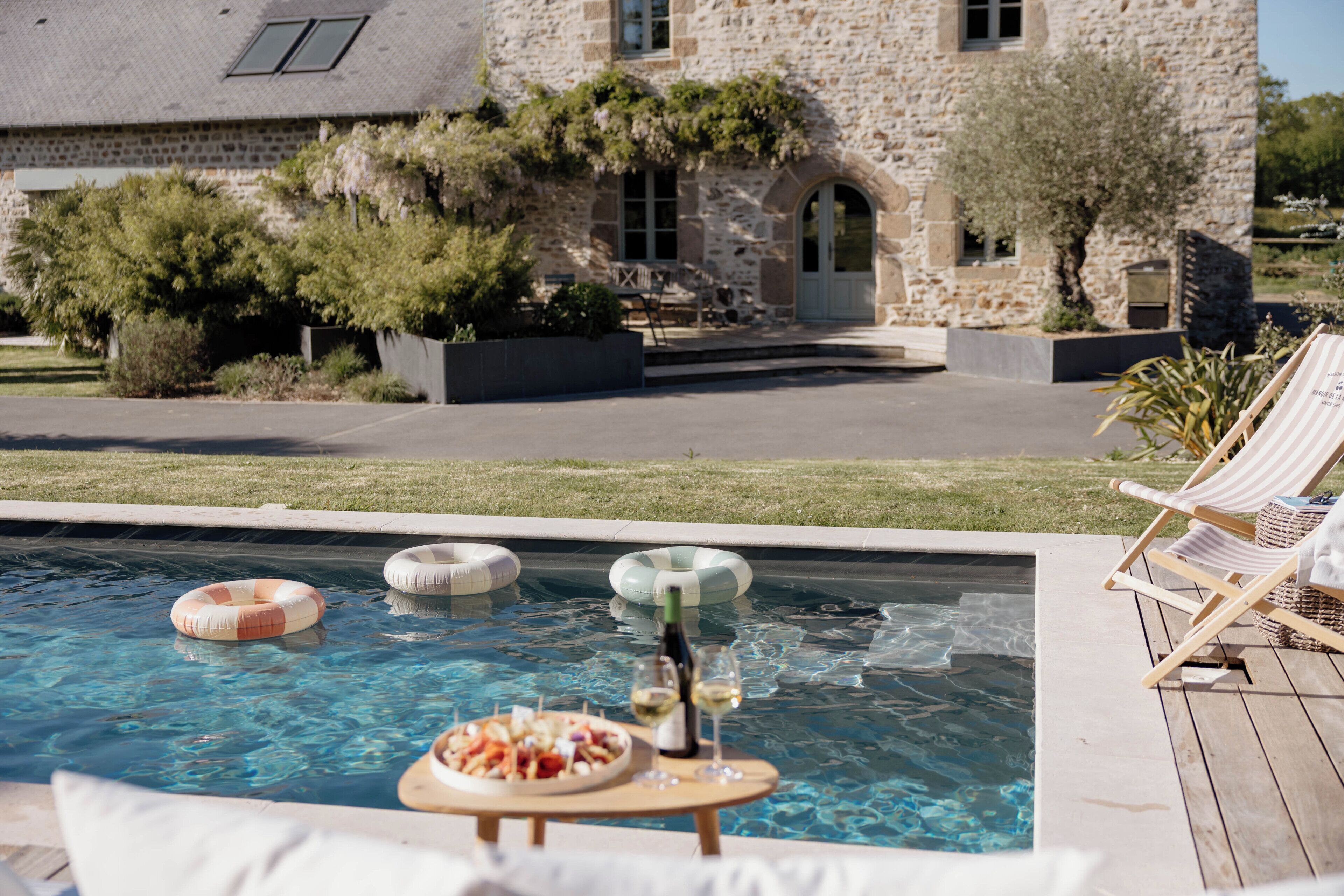 Una piscina al aire libre, una piscina climatizada