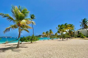 Chaises longues, serviettes de plage