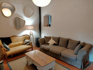 Televisión, chimenea, tenis de mesa y libros