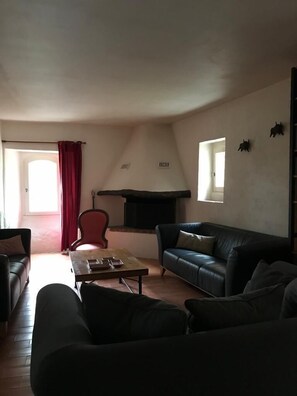 Tv, pejs, bordtennisbord, bøger