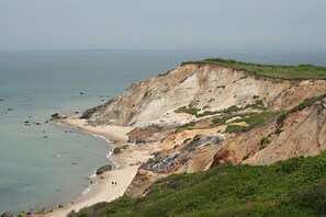 Playa en los alrededores, camastros y toallas de playa 