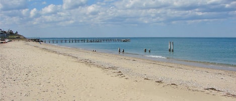 Plage à proximité, chaise longue, serviettes de plage