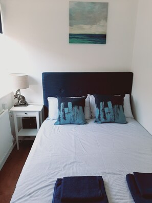 1 bedroom, desk, WiFi, bed sheets - Cosy Modern Apartment in the Heart of Llandudno (LLANDUDNO)