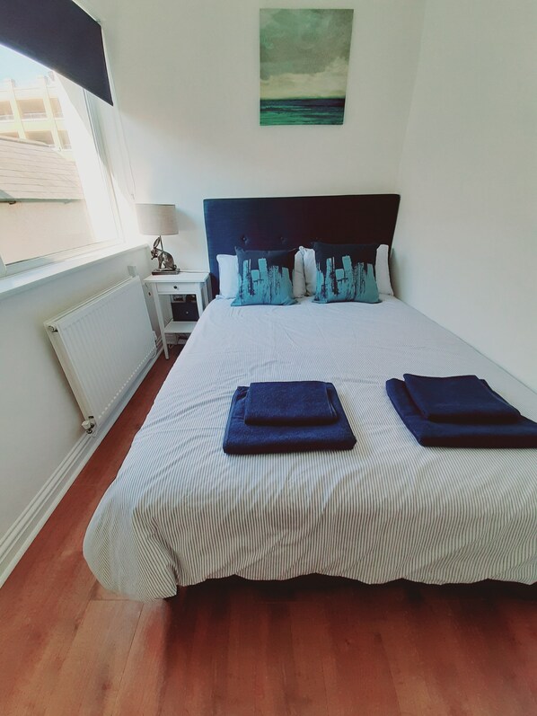 1 bedroom, desk, WiFi, bed sheets - Cosy Modern Apartment in the Heart of Llandudno (LLANDUDNO)