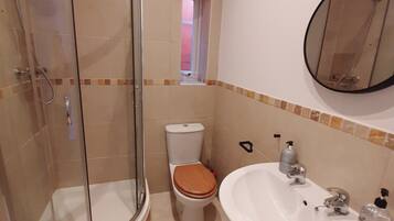 Ducha, toallas, jabón y papel higiénico