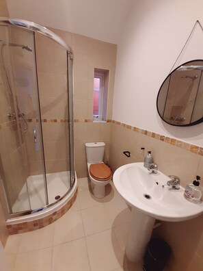 Shower, towels, soap, toilet paper - Cosy Modern Apartment in the Heart of Llandudno (LLANDUDNO)