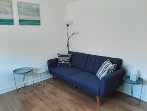 TV - Cosy Modern Apartment in the Heart of Llandudno (LLANDUDNO)