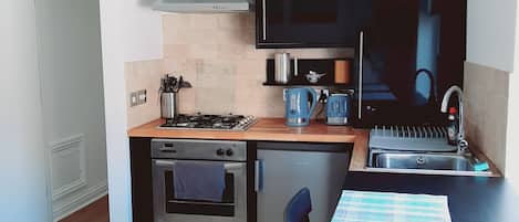 Een koelkast, een magnetron, een oven, een kookplaat