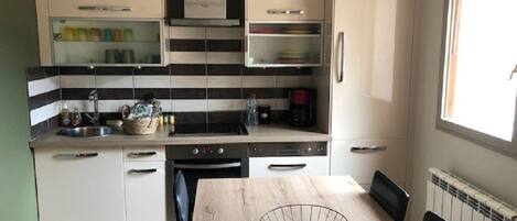 ثلاجة، ميكروويف، فرن، موقد طهي مسطح