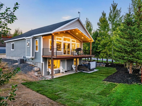 Modern Bear Lake House • Sauna • Hot Tub • Arcade