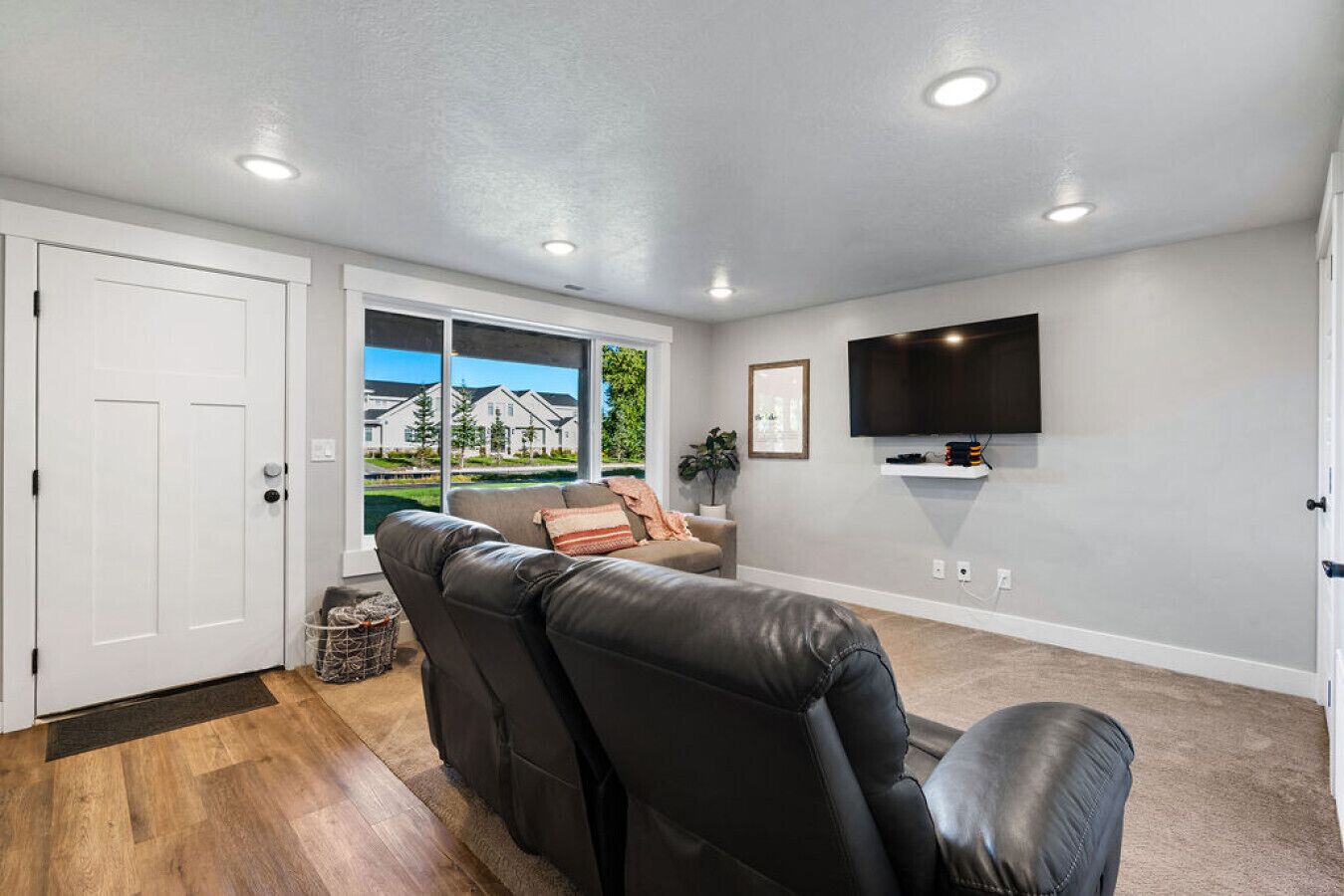 Smart TV, chimenea, videojuegos y reproductor de DVD 