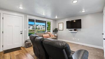 Smart TV, caminetto, videogiochi, lettore DVD