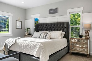 4 chambres, bureau, fer et planche à repasser, lit parapluie