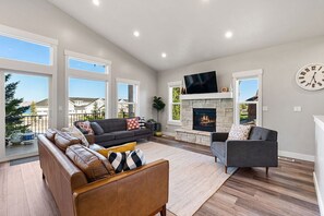 TV connectée, cheminée, jeux vidéo, lecteur de DVD