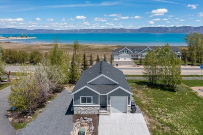 Modern Bear Lake House • Sauna • Hot Tub • Arcade