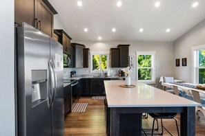 Geladeira, micro-ondas, fogão, cooktop