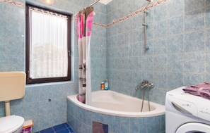 Bathtub - Nice apartment in Pula with WiFi (Pula)