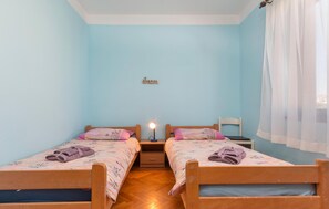 3 bedrooms, travel crib, free WiFi, bed sheets - Nice apartment in Pula with WiFi (Pula)