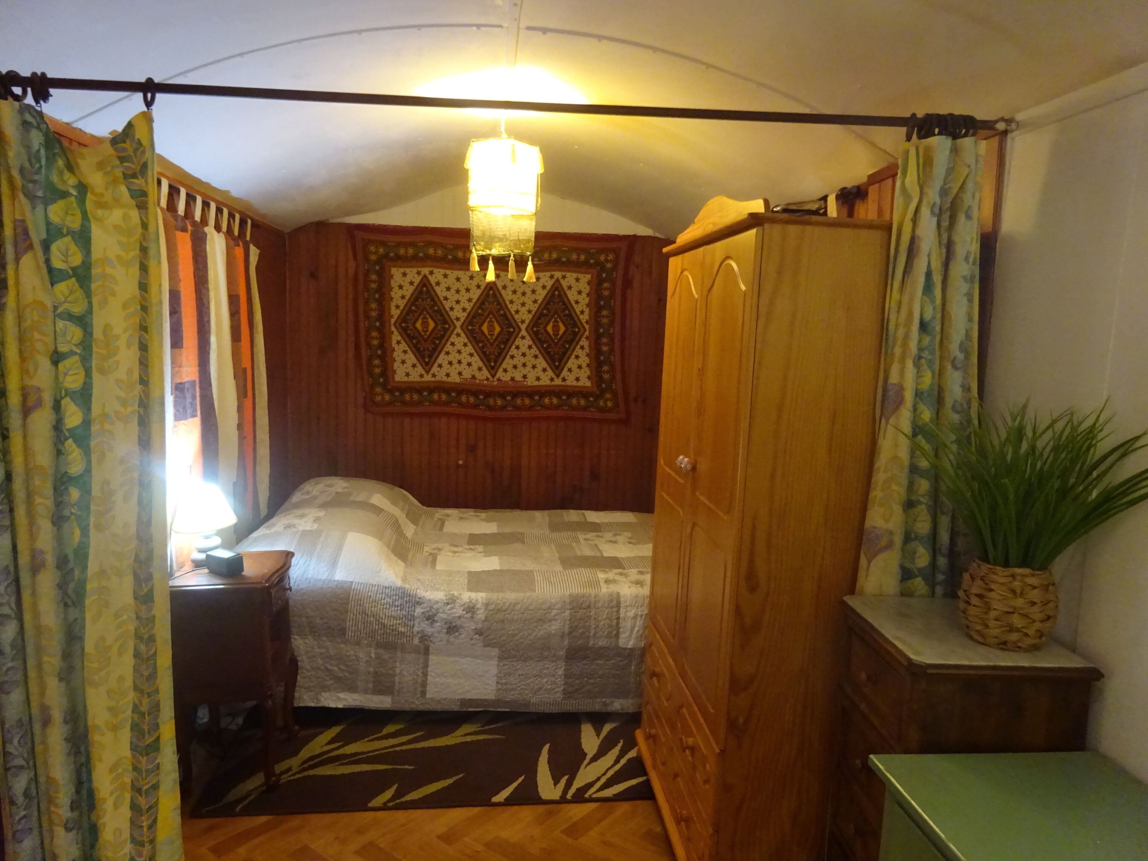 2 bedrooms, travel crib, WiFi, bed sheets