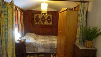 2 bedrooms, travel crib, WiFi, bed sheets