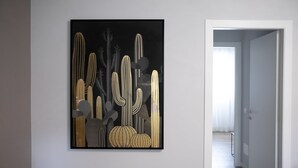 Un couloir orné d’une œuvre d’art abstraite encadrée au mur.