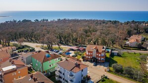 A residential area with houses, a road, and a view of the sea. - Lovely apartment in Umag with WiFi (Umag)