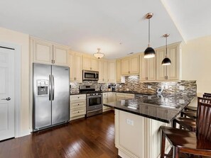 Fridge, microwave, oven, stovetop - Downtown Condo with w/2 pools & Gym - Beach, Shops & Restaurants | Lake Time (New Buffalo)