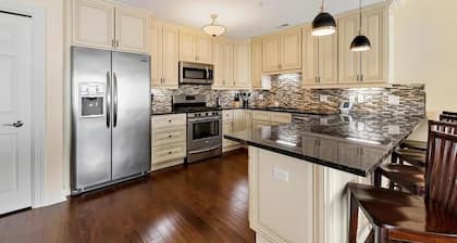 Downtown Condo with w/2 pools & Gym - Beach, Shops & Restaurants | Lake Time