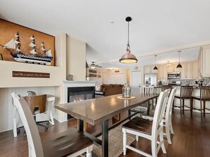 Dining - Downtown Condo with w/2 pools & Gym - Beach, Shops & Restaurants | Lake Time (New Buffalo)