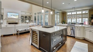 A spacious kitchen with a large island, modern appliances, and ample natural light. - 13 Wagon Rd. Vacation paradise! Close to the beach! Water view! (Hilton Head Island)