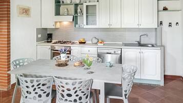 Frigorifero, piano cottura, lavastoviglie, macchina per tè/caffè