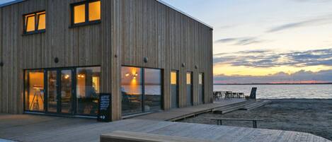 المنطقة المحيطة بالمنشأة