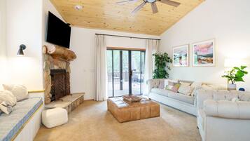 Smart TV y chimenea