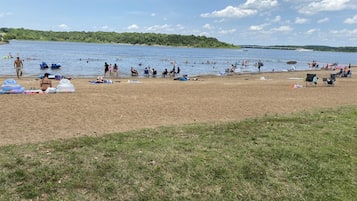 Una spiaggia nelle vicinanze