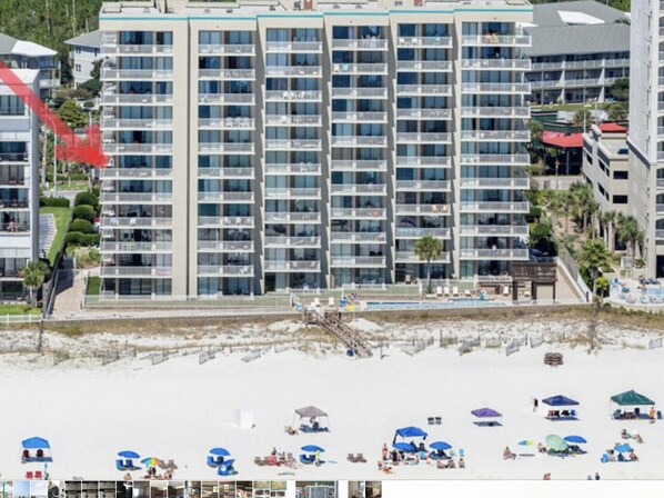 Un hôtel à plusieurs étages doté de balcons, avec une plage en premier plan et un espace piscine.