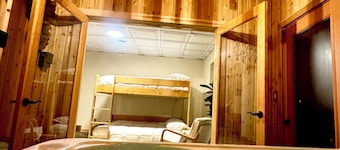 30 acres, steam sauna, hot tub, 7 beds, sleeps 10. We LOVE dogs!