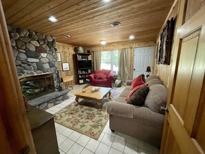 Smart TV, fireplace, books, offices - 30 acres, trails, sauna, hot tub, near 3 lakes & Arcadia Bluffs Golf, 7 beds (Onekama)