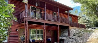 30 acres, trails, sauna, hot tub, near 3 lakes & Arcadia Bluffs Golf, 7 beds