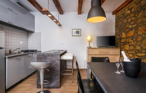 Refrigerador, parrilla de estufa, lavavajillas y cafetera y tetera 