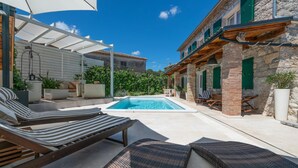 A poolside area with lounge chairs and a covered patio. - Amazing home in Barban with sauna (Barban)