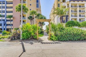 Exterior - Starfish Cove – Beachy Bliss Awaits! Remodeled 2BR Condo | Pool | Tennis | Steps to the Sand! (Fort Walton Beach)