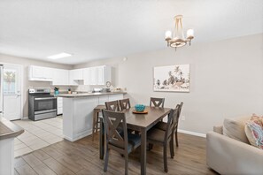 Dining - Starfish Cove – Beachy Bliss Awaits! Remodeled 2BR Condo | Pool | Tennis | Steps to the Sand! (Fort Walton Beach)