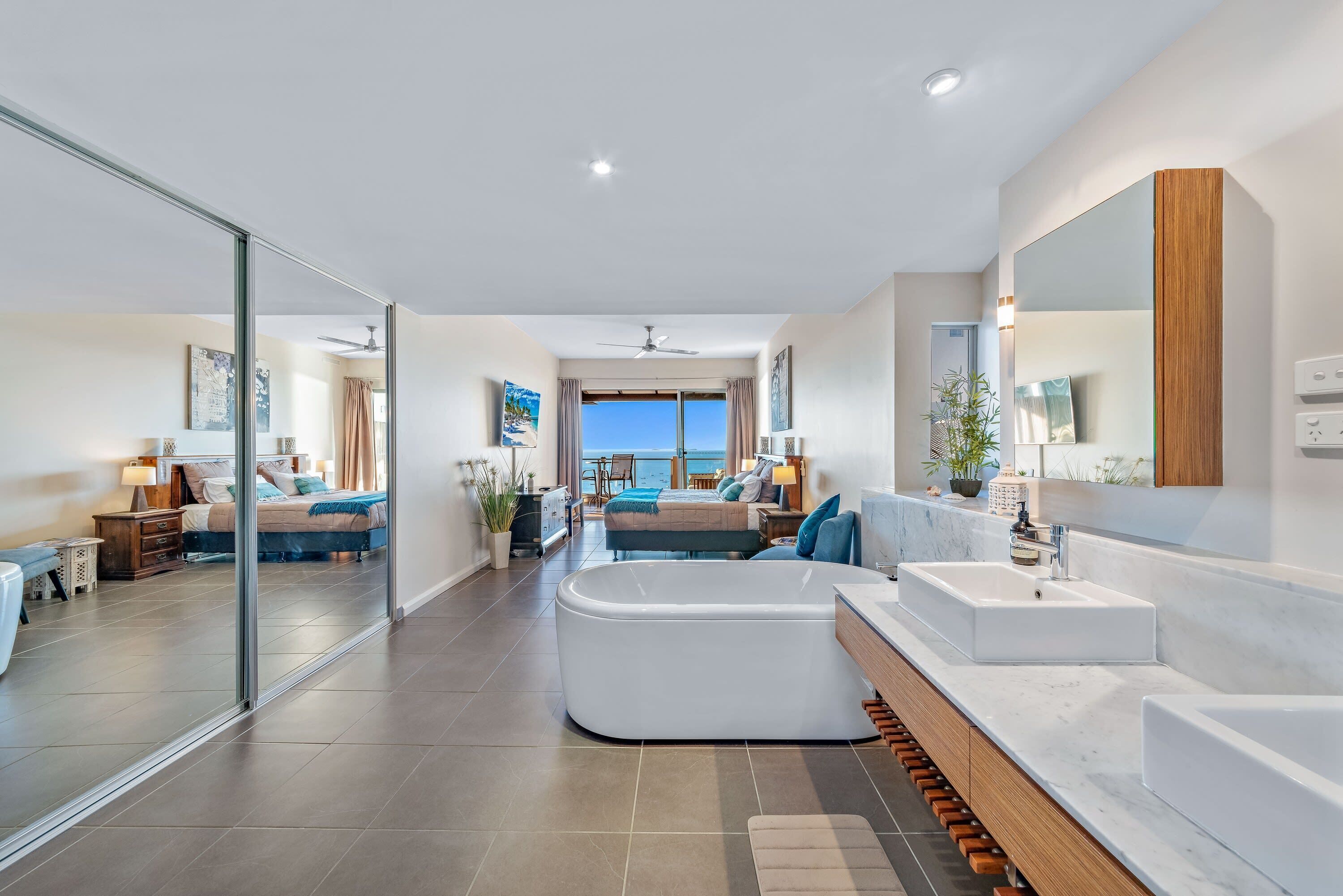 Whitsunday Penthouse 40 Reflections with rooftop! — image 12