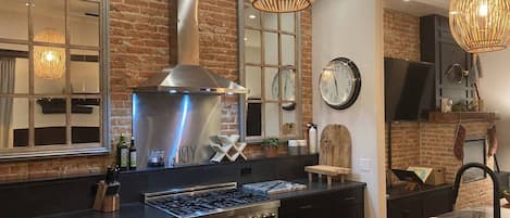 Frigorifero, microonde, forno, piano cottura
