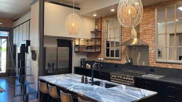 Een koelkast, een microgolfoven, een oven, een kookplaat