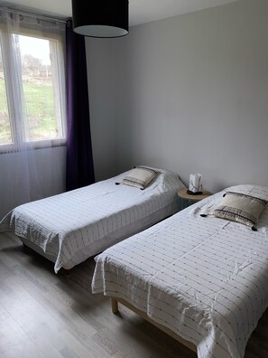2 Schlafzimmer, Schreibtisch, Bügeleisen/Bügelbrett, Reisekinderbett